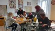 Dernier atelier Entremel'âge : les séniors achèvent leurs paniers en vannerie papier