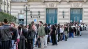 Des centaines d'étudiants font la queue pour une soirée gratuite à l'Opéra Comédie de Montpellier