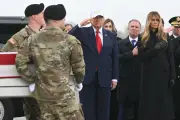 Donald Trump critiqué pour avoir porté une casquette lors d'une cérémonie d'hommage aux soldats