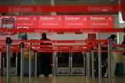 Explosions dans les aéroports du Golfe : des milliers de vols annulés après les frappes