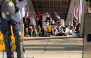 Extinction Rebellion occupe la passerelle Simone-de-Beauvoir à Paris avant les municipales