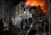 Frappes russes nocturnes en Ukraine : au moins 12 morts, immeuble détruit à Kharkiv