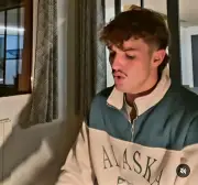 Greg Arfeuil, l'ailier béarnais qui chante Sardou avec brio au piano