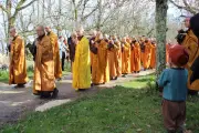 Hommage à Thich Nhât Hanh : dispersion des cendres au Village des pruniers en Dordogne