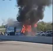 Incendie d'un bus transportant une équipe de foot à Brax : aucun blessé