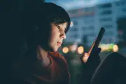 Interdiction des réseaux sociaux aux moins de 15 ans : divergences au Sénat sur les plateformes