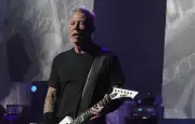 James Hetfield de Metallica demande en mariage sous l'eau avec des requins-baleines