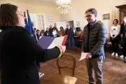 Jonzac célèbre huit nouveaux Français naturalisés lors d'une cérémonie émouvante