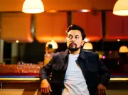 Karim Duval présente 'Entropie', un one-man-show sur la semi-maturité à l'Ermitage-Compostelle