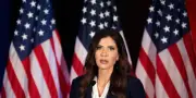 Kristi Noem limogée par Trump, puis en discours sur l'immigration à Nashville