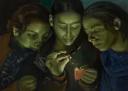 La Bourse de Commerce de Paris dévoile une exposition d'art contemporain en clair-obscur