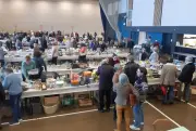 La brocante solidaire du Secours Catholique de Morlaàs connaît un franc succès