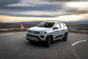La Dacia Spring électrique se renouvelle : une petite citadine plus performante mais toujours low cost
