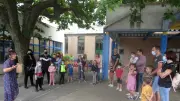 La maire présente l'école aux futurs élèves et parents avant la rentrée