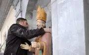 La statue de saint Martin retrouve sa niche après restauration à l'église d'Accous