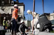 La statue « La Source » de 8 tonnes réinstallée à Pau avec une grue géante
