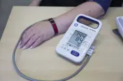 L'astuce du test des deux bras pour mesurer correctement votre tension artérielle