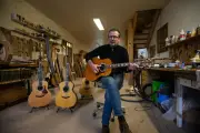 Le luthier Eric Darmagnac présente sa 100e guitare au Paris Guitar Festival
