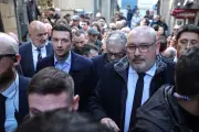 Le maire RN de Carcassonne imite Trump avec un arrêté anti-mendicité et retire le drapeau européen