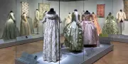 Le Palais Galliera dévoile les secrets de la mode du XVIIIe siècle à Paris