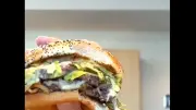Le patron de McDonald's ridiculisé pour sa façon de manger le nouveau burger Big Arch