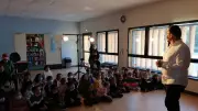 Le Père Noël visite l'école Léona-Tribes pour une journée festive et éducative