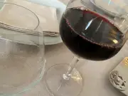 Le prix du vin au restaurant : pourquoi la France est-elle si chère comparée à ses voisins ?