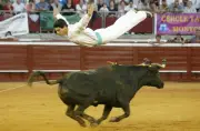 Le saut légendaire de Nicolas Vergonzeanne face au « toro assassin » Ratón
