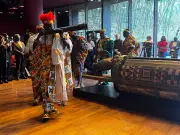 Le tambour sacré Djidji Ayôkwé retrouve sa terre natale après une cérémonie de libation au Quai-Branly