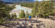 Le tourisme en hausse malgré les défis, la tendance Jomo et l'Alberta en vedette