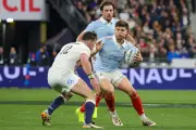 Le XV de France célèbre son titre du Tournoi des Six Nations après une victoire serrée face à l'Angleterre