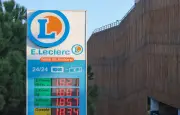 Leclerc annonce une baisse de 30 centimes du carburant après la flambée des prix