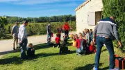 Les écoliers de maternelle découvrent la magie des vendanges au domaine du Haut Lirou