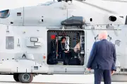 Macron suit les municipales malgré les crises, tandis que la politique française s'agite