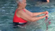 Madeleine, 90 ans, célébrée à la Piscine de Mag pour sa passion de la natation