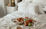 Manger au lit : une habitude moderne aux conséquences digestives et sur le sommeil