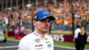 Max Verstappen fustige la F1 2026, la comparant à 'Mario Kart', tandis que Hamilton défend le règlement
