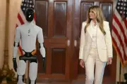 Melania Trump accueille un robot humanoïde IA à la Maison-Blanche pour un sommet éducatif