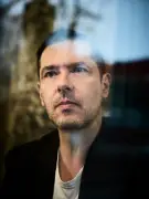 Mélvil Poupaud : du sérieux messie au comique déjanté, une métamorphose captivante