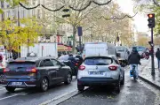 Mobilités à Paris : la voiture recule massivement mais la ville s'engorge