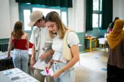 Municipales 2026 : Pourquoi les jeunes de 18-34 ans boudent-ils massivement les urnes ?
