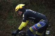 Paris-Nice : le leader Juan Ayuso abandonne après une chute sous la pluie