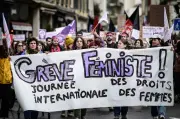 À Pau, plus de 400 manifestants dénoncent les féminicides et appellent à barrer la route au RN