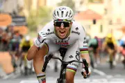 Pogacar chute mais triomphe à Milan-Sanremo, une victoire de légende