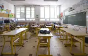 Pourquoi les fenêtres des salles de classe sont-elles toujours à gauche ?