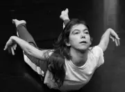 Sati Veyrunes s'inspire librement avec 'Motor Unit' pour une création théâtrale unique