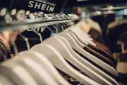 Shein devant la justice française : la suspension de sa marketplace en débat