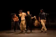 Spectacle 'Raw' à Langon : quatre danseuses mêlent hip-hop et théâtre aux Carmes