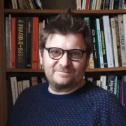 Sylvain Levey anime un atelier d'écriture en famille à la médiathèque Yves-Chaland de Nérac