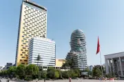Tirana, capitale albanaise, submergée par une frénésie de béton et d'illusions architecturales
